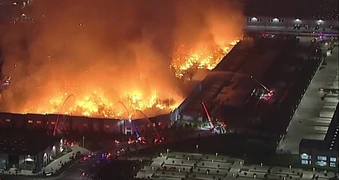 Video: Biển lửa nuốt trọn kho giấy vệ sinh khổng lồ ở California