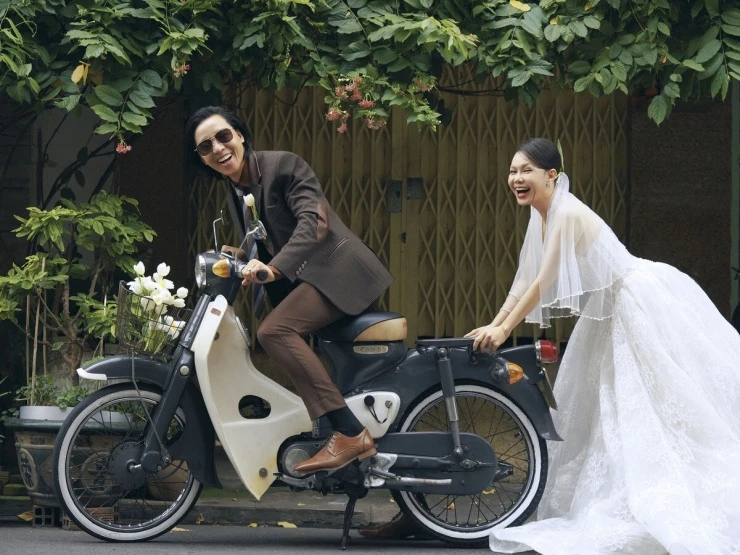 Việt Hương mặc đầm xẻ ngực sâu kỷ niệm 20 năm cưới Việt Hương mặc đầm xẻ ngực sâu kỷ niệm 20 năm cưới