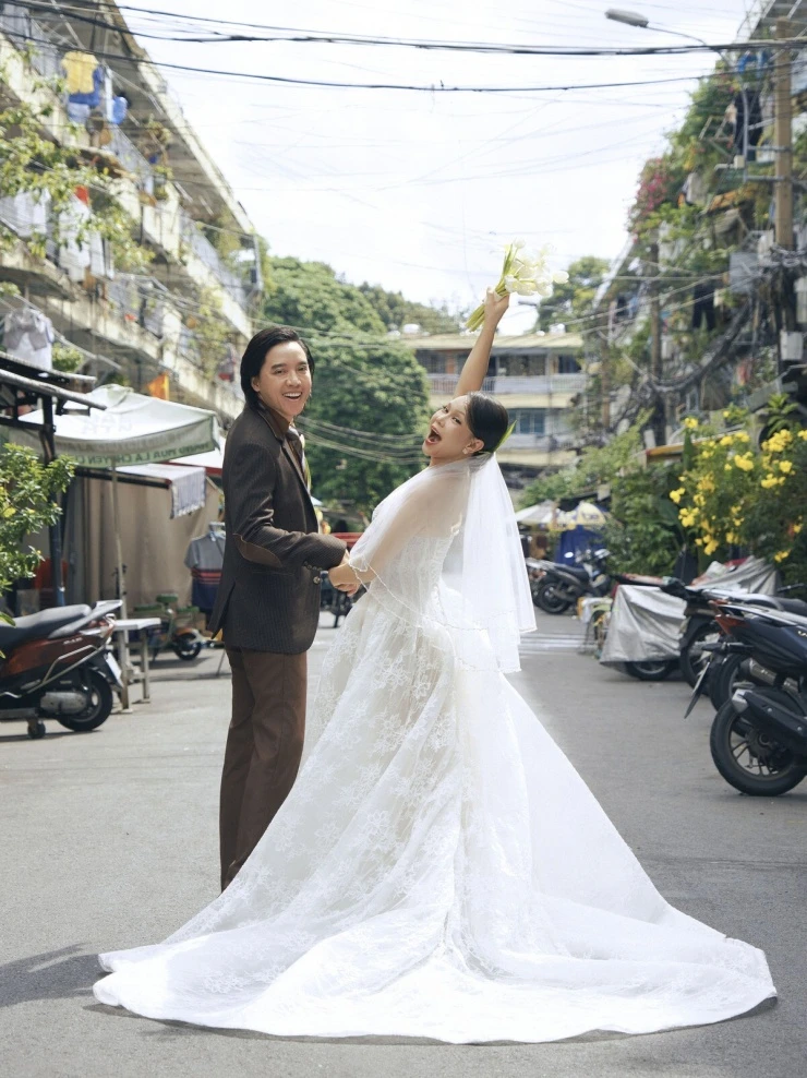Việt Hương mặc đầm xẻ ngực sâu kỷ niệm 20 năm cưới Việt Hương mặc đầm xẻ ngực sâu kỷ niệm 20 năm cưới
