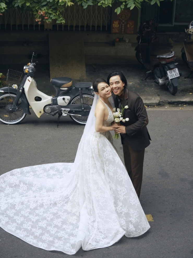 Việt Hương mặc đầm xẻ ngực sâu kỷ niệm 20 năm cưới Việt Hương mặc đầm xẻ ngực sâu kỷ niệm 20 năm cưới