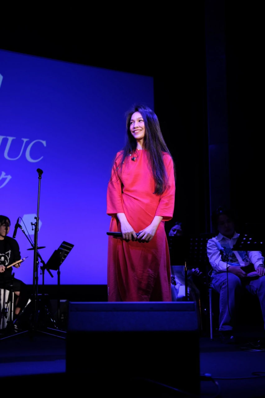 Việt Nam có mỹ nhân đỉnh thế này: Không biết già là gì, cover nhạc trẻ "ngọt như mía lùi"