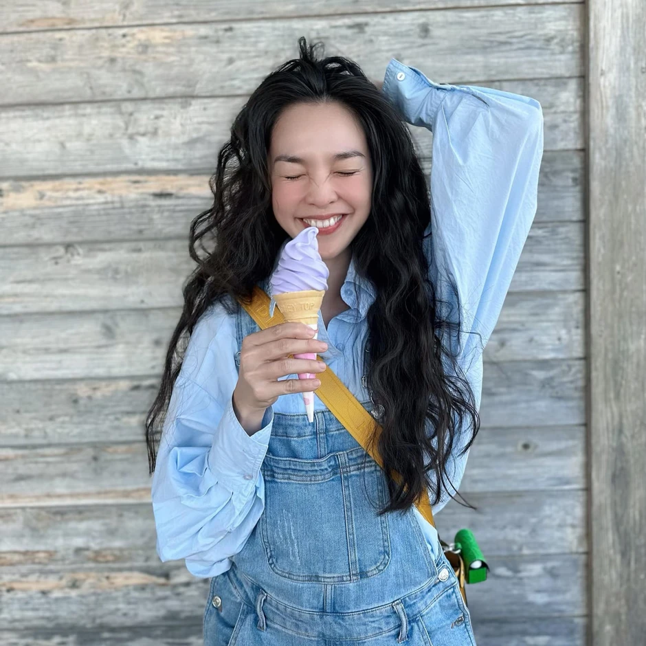 Việt Nam có mỹ nhân đỉnh thế này: Không biết già là gì, cover nhạc trẻ "ngọt như mía lùi"