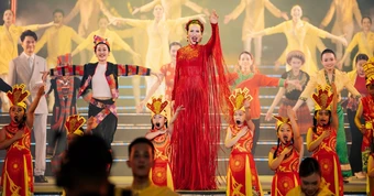 Việt Nam có mẹ 2 con chạy show từ Nam ra Bắc, chương trình quốc gia nào cũng có mặt