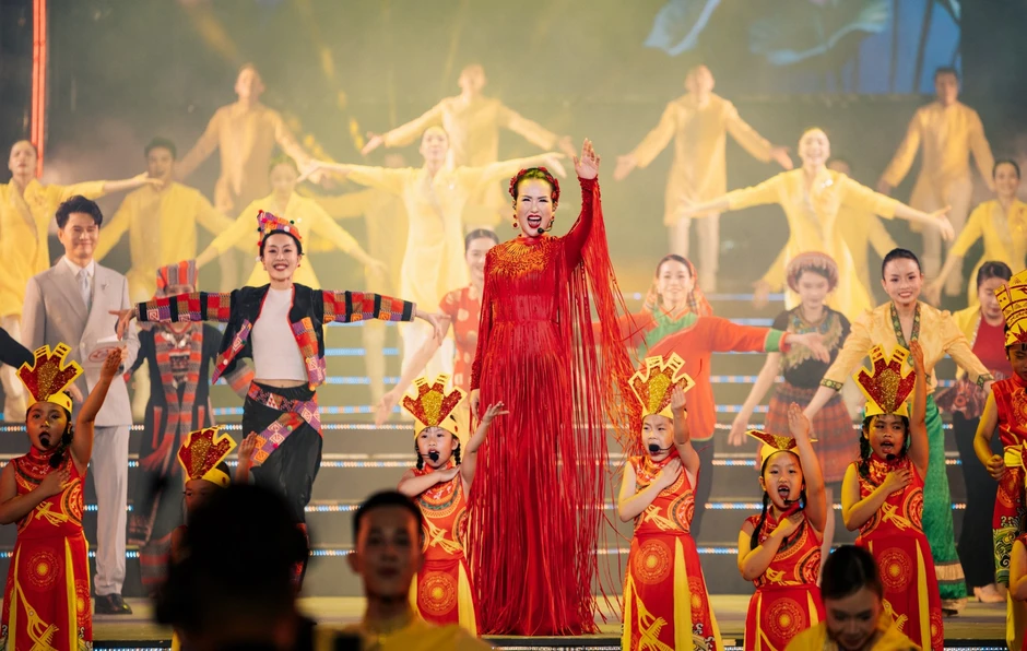 Việt Nam có mẹ 2 con chạy show từ Nam ra Bắc, chương trình quốc gia nào cũng có mặt