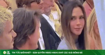 Vợ Beckham gây tranh cãi vì để Tom Cruise hôn tay