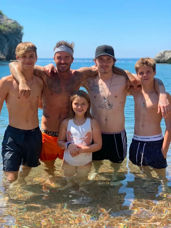 Vợ Brooklyn Beckham mặc đồ siêu nhỏ, khoe eo thon