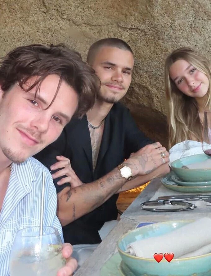 Vợ Brooklyn bị cho là đá xoáy Harper Beckham