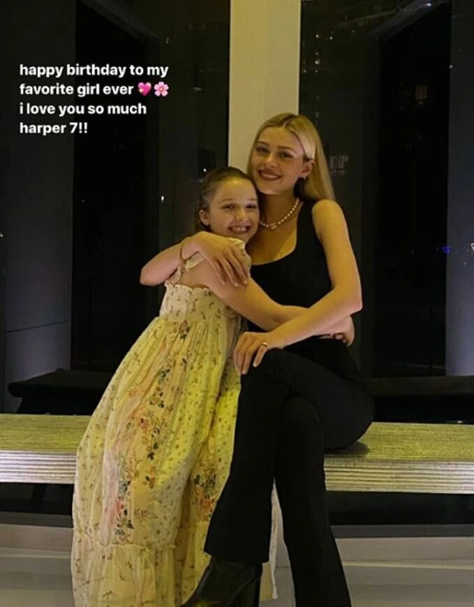 Vợ Brooklyn bị cho là đá xoáy Harper Beckham