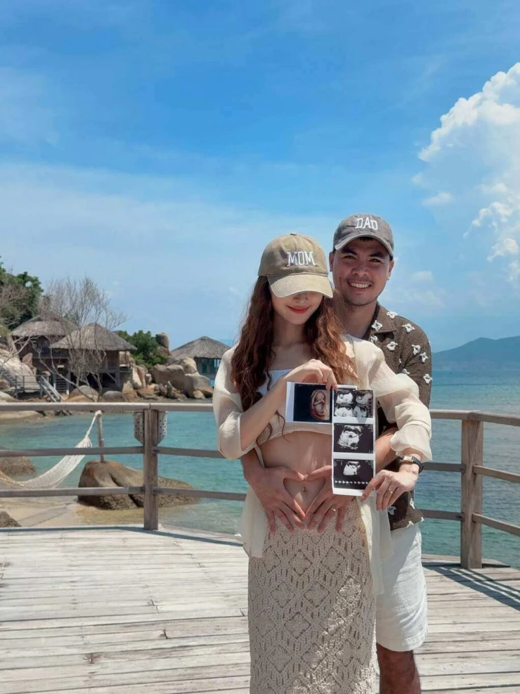 Vợ cầu thủ Đức Huy mang thai con đầu lòng