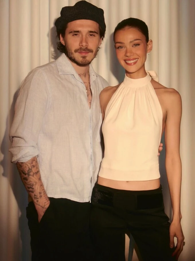 Vợ chồng Brooklyn Beckham cho rằng chuyến thăm của em gái là dàn dựng