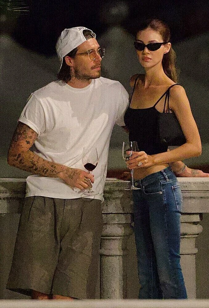 Vợ chồng Brooklyn Beckham tình tứ ở Venice Vợ chồng Brooklyn Beckham tình tứ ở Venice