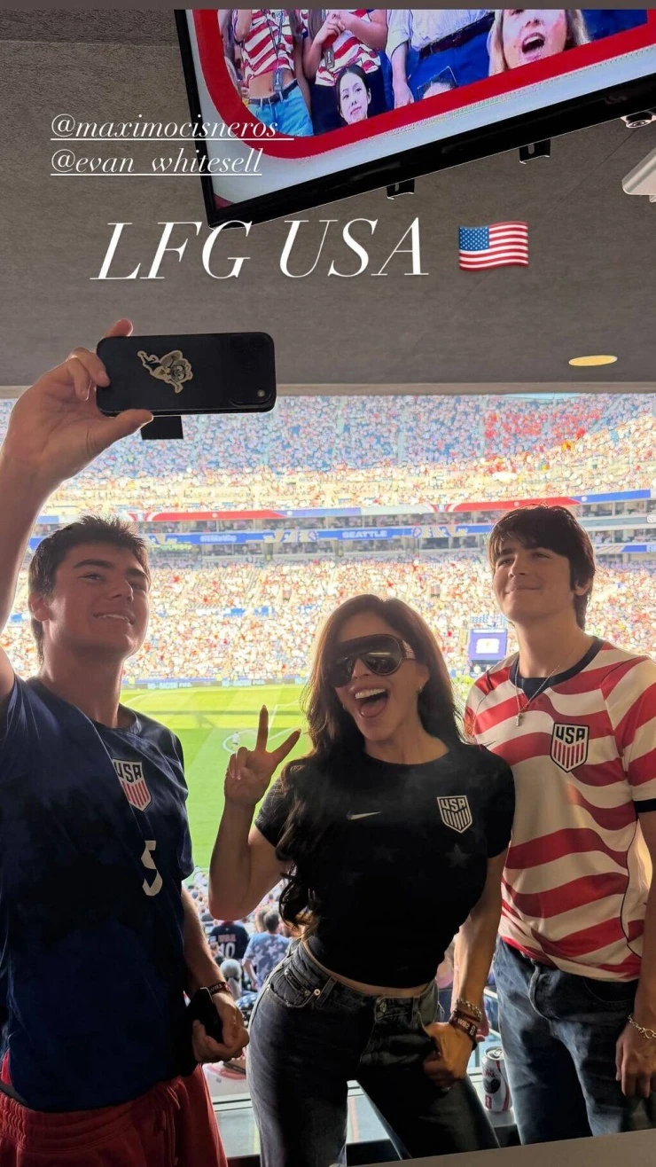 Vợ chồng Jeff Bezos thất vọng nhìn tuyển Mỹ bị loại khỏi World Cup