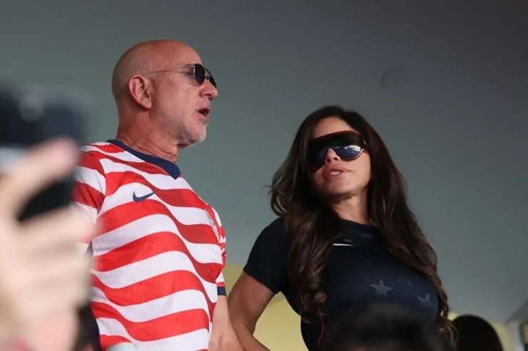 Vợ chồng Jeff Bezos thất vọng nhìn tuyển Mỹ bị loại khỏi World Cup