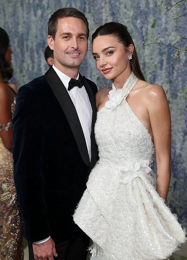 Vợ chồng Miranda Kerr giúp 261.000 người dân xóa nợ y tế nửa tỷ USD Vợ chồng Miranda Kerr giúp 261.000 người dân xóa nợ y tế nửa tỷ USD