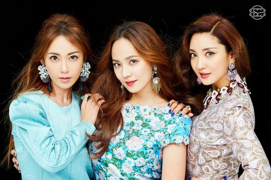 Vợ chồng nữ ca sĩ hạng A - cầu thủ ly thân vì món nợ 15 tỷ, giờ chỉ chung nhà vào cuối tuần để che mắt thiên hạ Vợ chồng nữ ca sĩ hạng A - cầu thủ ly thân vì món nợ 15 tỷ, giờ chỉ chung nhà vào cuối tuần để che mắt thiên hạ