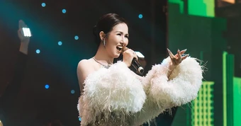 Võ Hạ Trâm nhận cúp vàng của Ban Tuyên Giáo, là giảng viên Nhạc viện đắt show bậc nhất