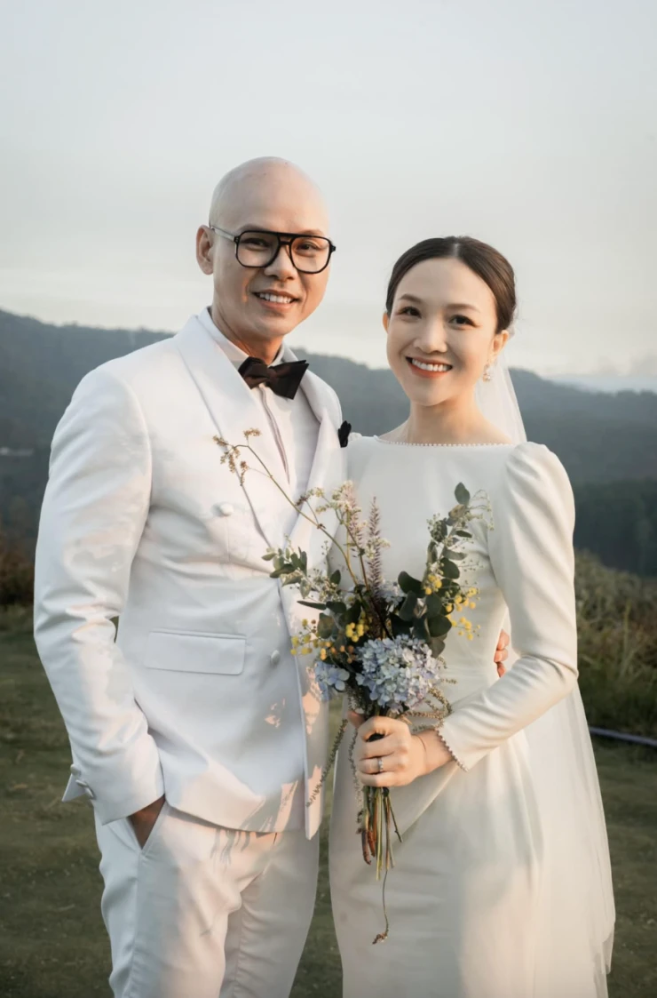Vợ Phan Đinh Tùng gây chú ý