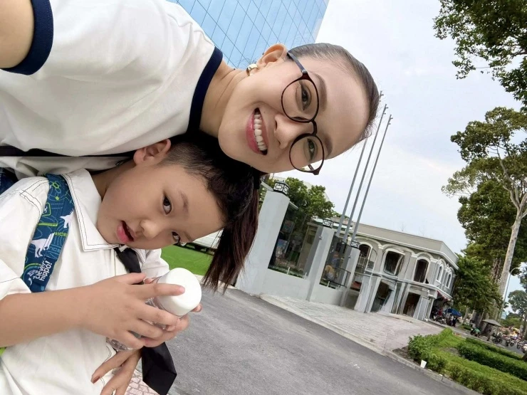 Vợ Phan Đinh Tùng gây chú ý
