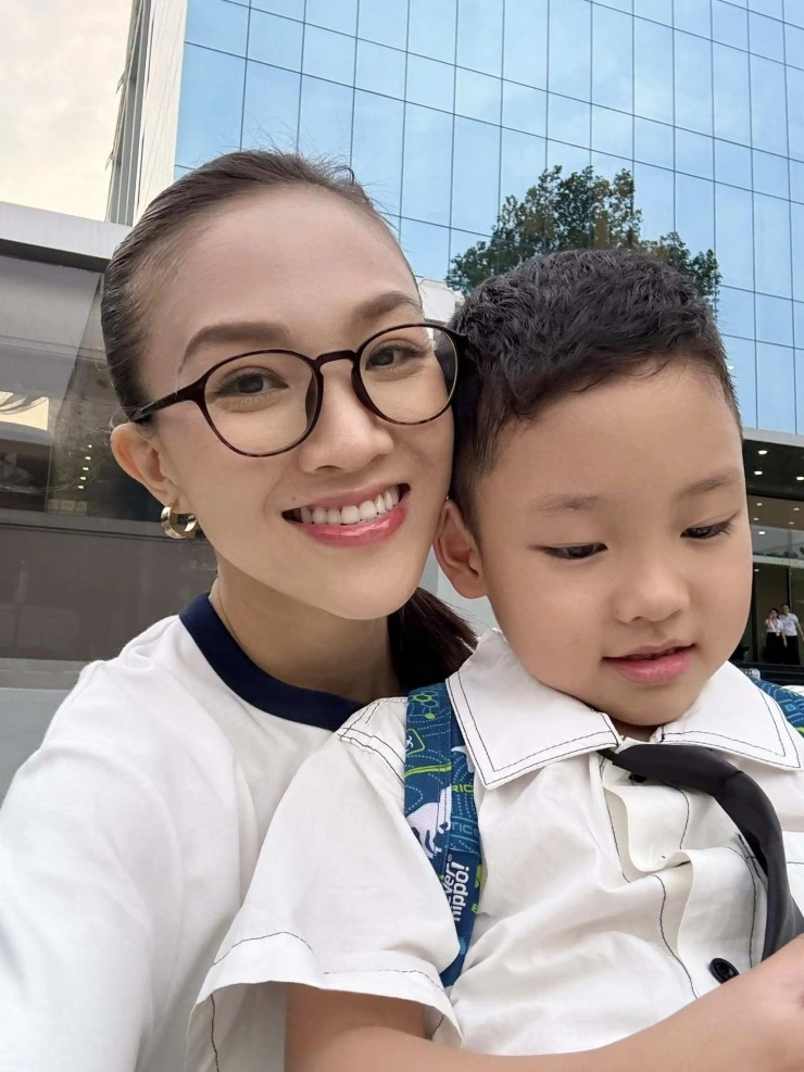 Vợ Phan Đinh Tùng gây chú ý