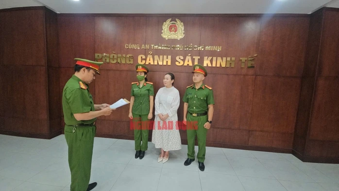 Vợ Quý Bình bị bắt, Lâm Khánh Chi phản ứng gắt: "Mọi người sáng mắt chưa" Vợ Quý Bình bị bắt, Lâm Khánh Chi phản ứng gắt: "Mọi người sáng mắt chưa"