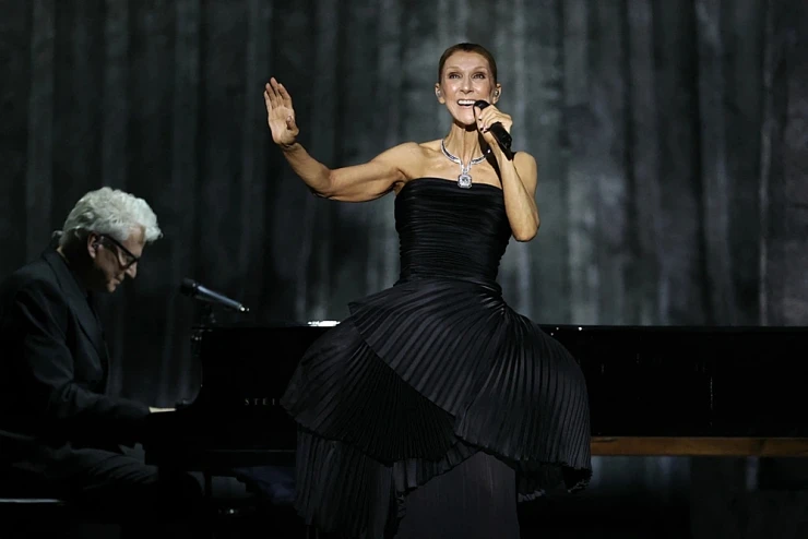 Vợ Ronaldo đưa ba con gái đi xem concert Celine Dion