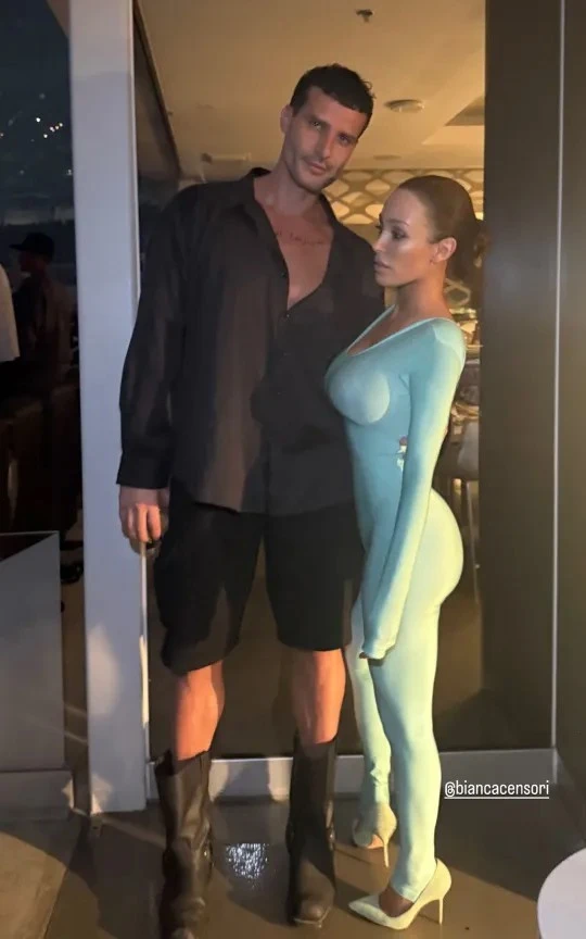 Vợ trẻ diện bodysuit bó sát đến xem concert của Kanye West Vợ trẻ diện bodysuit bó sát đến xem concert của Kanye West