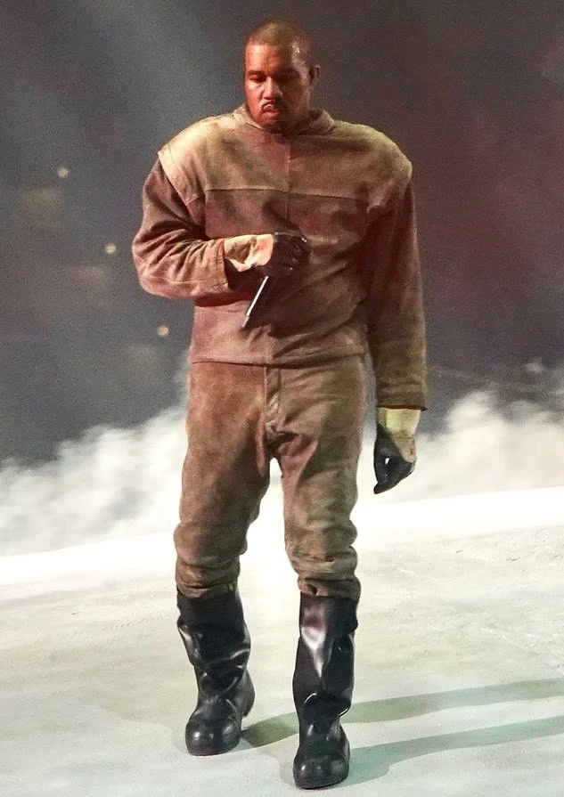 Vợ trẻ diện bodysuit bó sát đến xem concert của Kanye West Vợ trẻ diện bodysuit bó sát đến xem concert của Kanye West