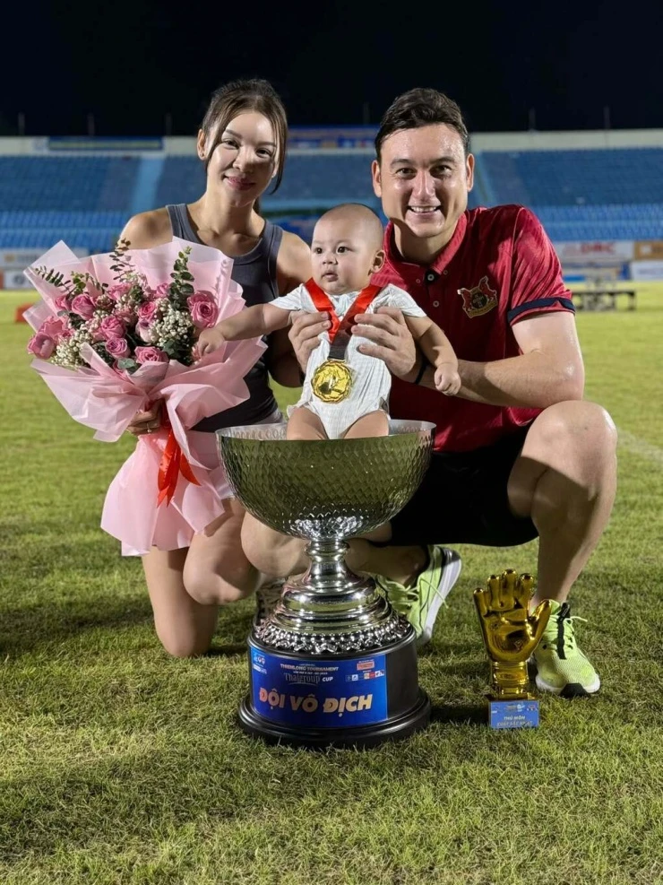 Vợ Văn Lâm mong con trai học tính nhẫn nại của bố, có sự yêu đời của mẹ