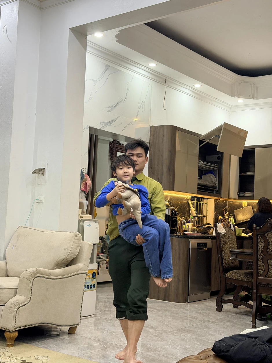 Vừa công khai Hoà Minzy đã muốn có 5 đứa con, chồng Đại uý đáp một câu cực uy tín