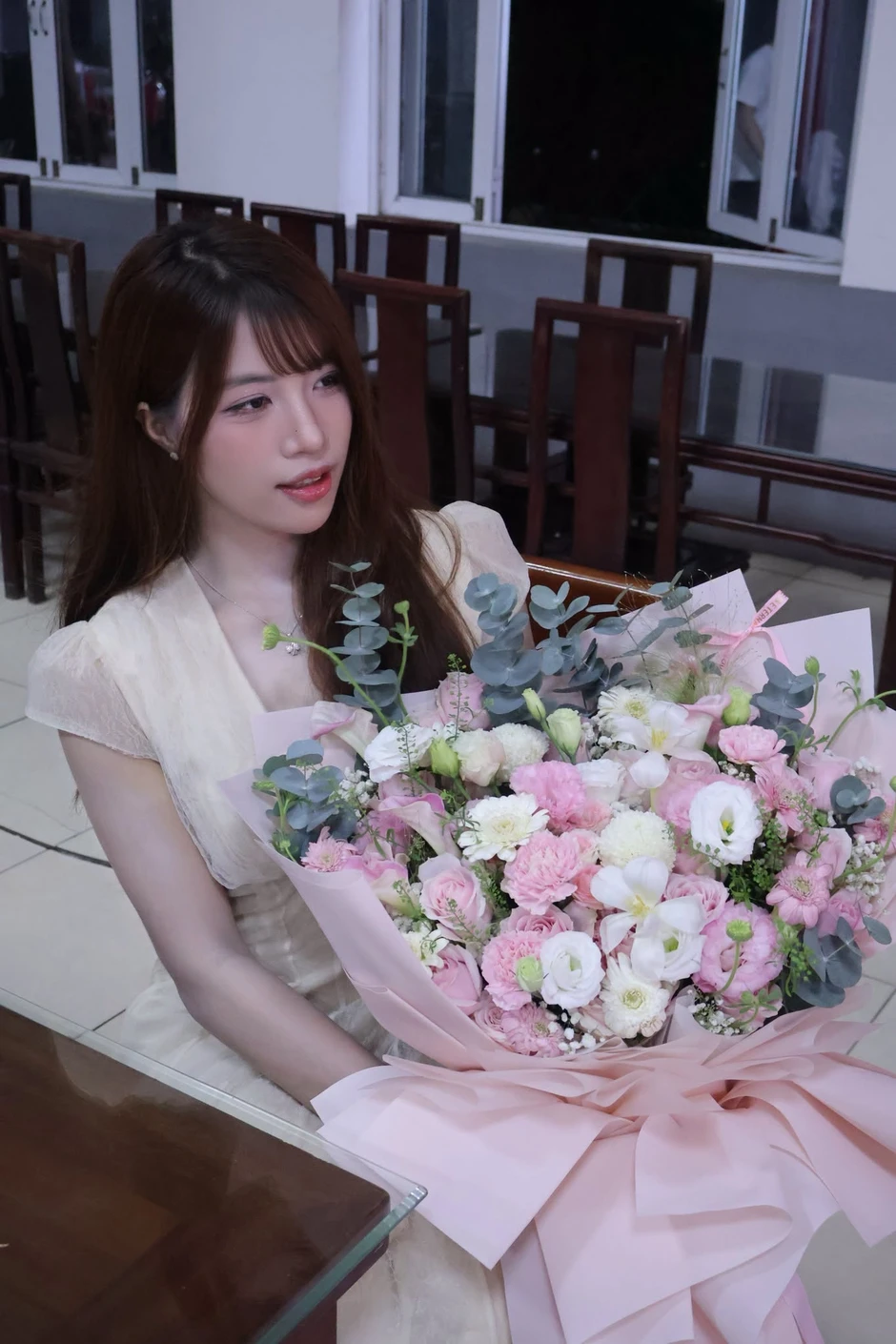 Vừa mới "khoe chồng" trên MXH, Anh Thơ đã thả dáng táo bạo như thế này đây