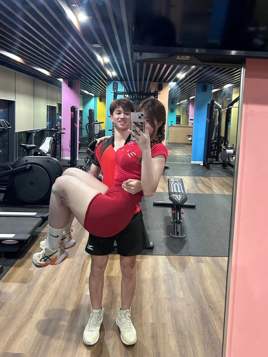 Vừa mới "khoe chồng" trên MXH, Anh Thơ đã thả dáng táo bạo như thế này đây