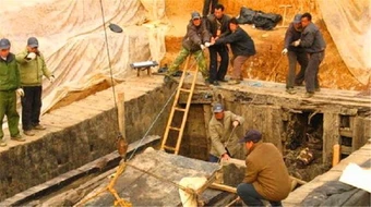 Vừa rút nước khỏi mộ cổ 2.000 năm, nhóm khảo cổ bất ngờ trước bóng đen đang bò ra từ bóng tối
