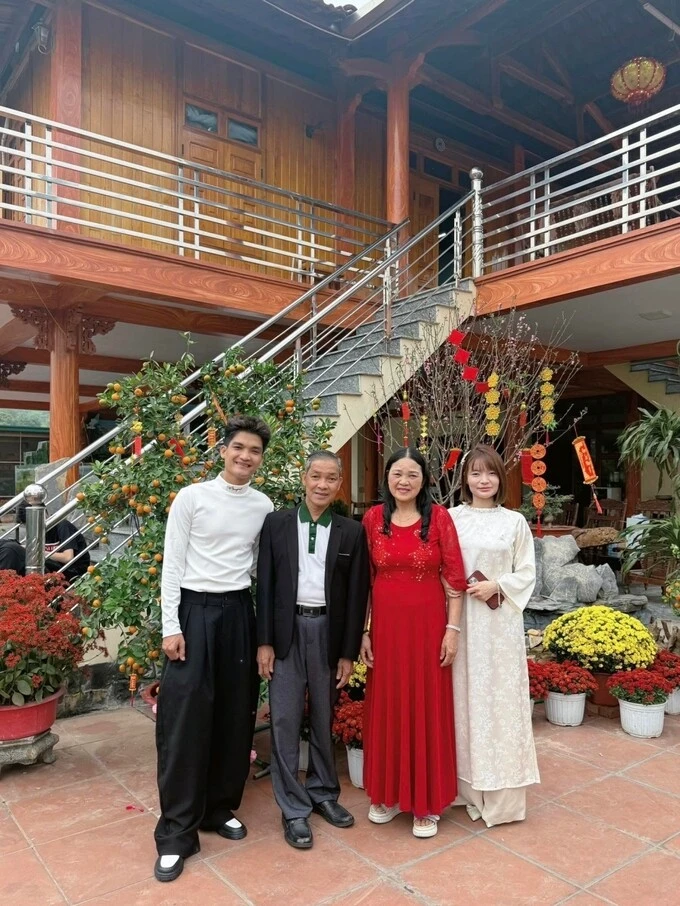 Vườn trái sai trĩu cành ở quê nhà của Mạc Văn Khoa Vườn trái sai trĩu cành ở quê nhà của Mạc Văn Khoa