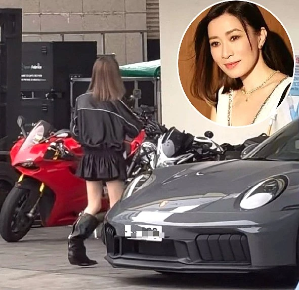 Xa Thi Mạn lái Porsche nửa triệu USD đi xem show