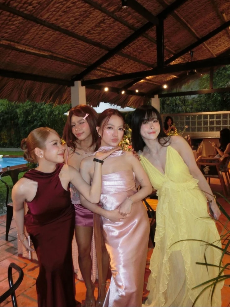 Xuân Nghi làm tiệc ngủ chia tay độc thân cùng nhóm chị đẹp