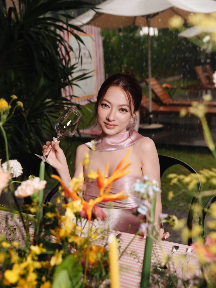 Xuân Nghi làm tiệc ngủ chia tay độc thân cùng nhóm chị đẹp