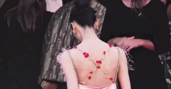 Xuất hiện mỹ nhân váy ren ở Cannes có visual "rửa mắt" cực mạnh, làm 18 triệu người xem đến đờ đẫn