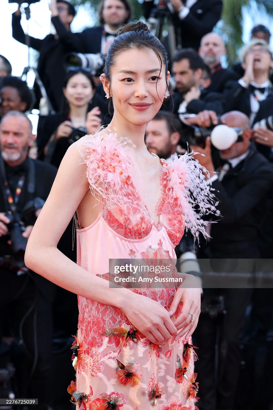 Xuất hiện mỹ nhân váy ren ở Cannes có visual "rửa mắt" cực mạnh, làm 18 triệu người xem đến đờ đẫn Xuất hiện mỹ nhân váy ren ở Cannes có visual "rửa mắt" cực mạnh, làm 18 triệu người xem đến đờ đẫn
