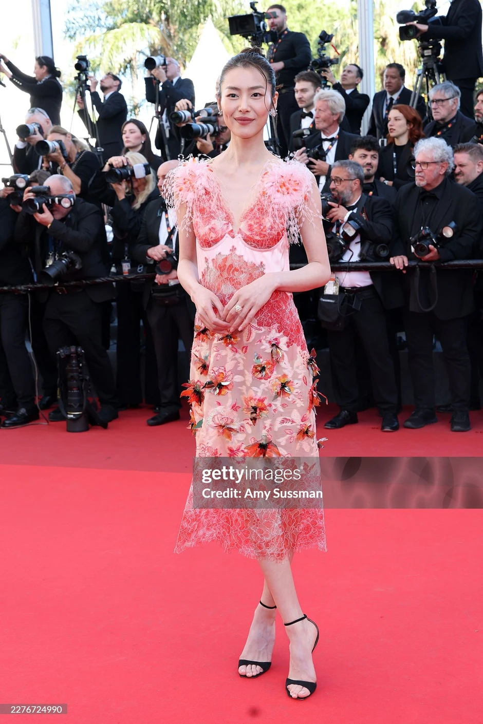 Xuất hiện mỹ nhân váy ren ở Cannes có visual "rửa mắt" cực mạnh, làm 18 triệu người xem đến đờ đẫn Xuất hiện mỹ nhân váy ren ở Cannes có visual "rửa mắt" cực mạnh, làm 18 triệu người xem đến đờ đẫn