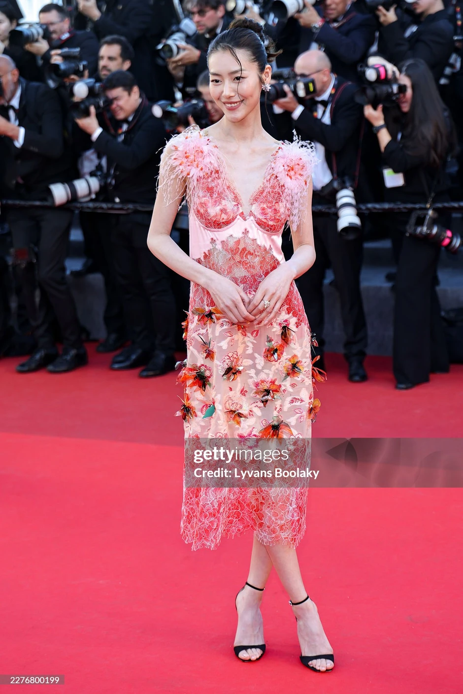 Xuất hiện mỹ nhân váy ren ở Cannes có visual "rửa mắt" cực mạnh, làm 18 triệu người xem đến đờ đẫn Xuất hiện mỹ nhân váy ren ở Cannes có visual "rửa mắt" cực mạnh, làm 18 triệu người xem đến đờ đẫn