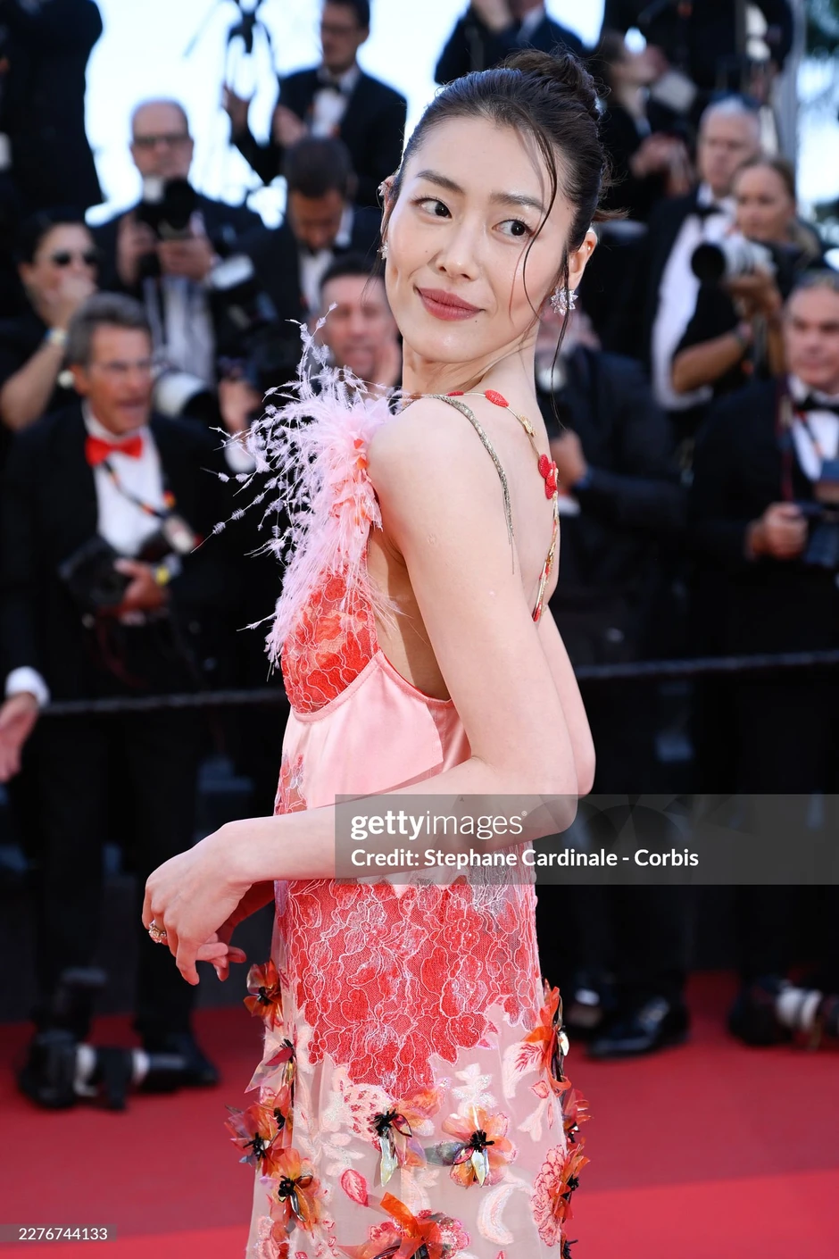 Xuất hiện mỹ nhân váy ren ở Cannes có visual "rửa mắt" cực mạnh, làm 18 triệu người xem đến đờ đẫn Xuất hiện mỹ nhân váy ren ở Cannes có visual "rửa mắt" cực mạnh, làm 18 triệu người xem đến đờ đẫn
