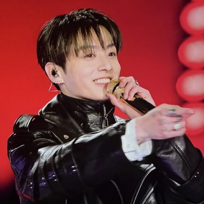 Zoom cận visual Jung Kook - V ở concert Gwanghwamun: Nhan sắc không vết gợn xước
