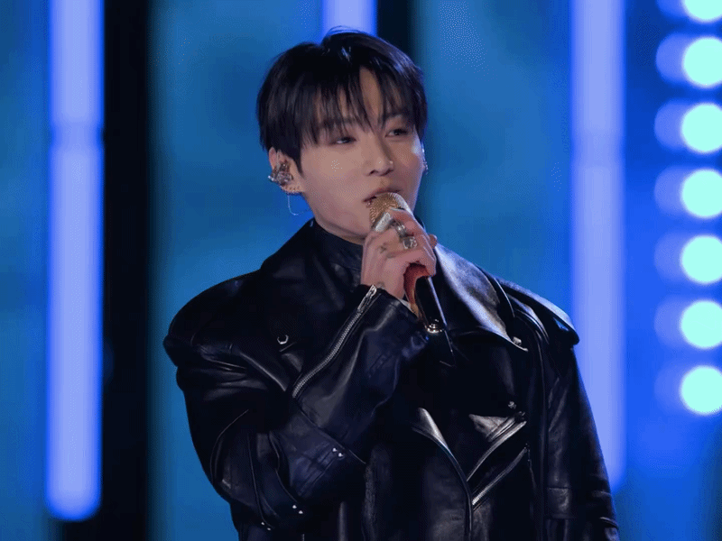Zoom cận visual Jung Kook - V ở concert Gwanghwamun: Nhan sắc không vết gợn xước