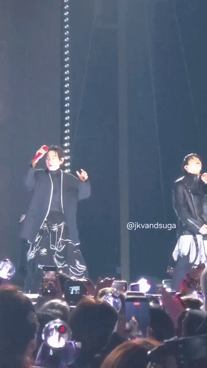 Zoom cận visual Jung Kook - V ở concert Gwanghwamun: Nhan sắc không vết gợn xước