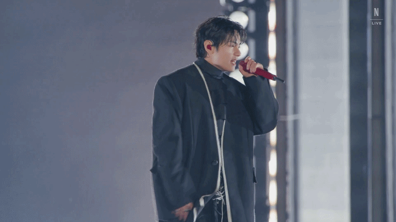 Zoom cận visual Jung Kook - V ở concert Gwanghwamun: Nhan sắc không vết gợn xước