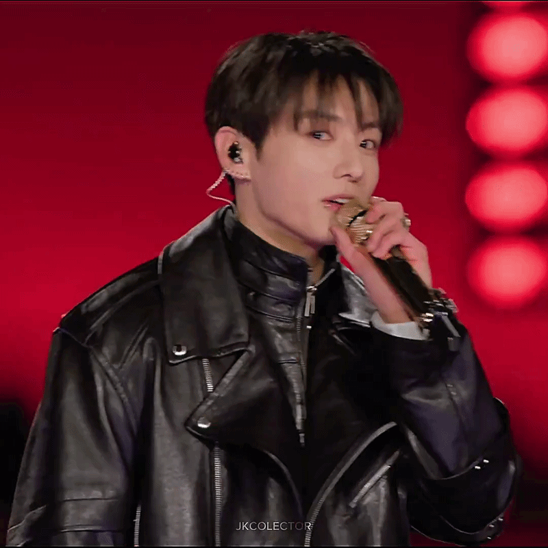Zoom cận visual Jung Kook - V ở concert Gwanghwamun: Nhan sắc không vết gợn xước