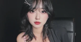 Đăng ảnh xem tarot nhưng hot girl Mercury Nguyen lại khiến dân mạng "không thể rời mắt"