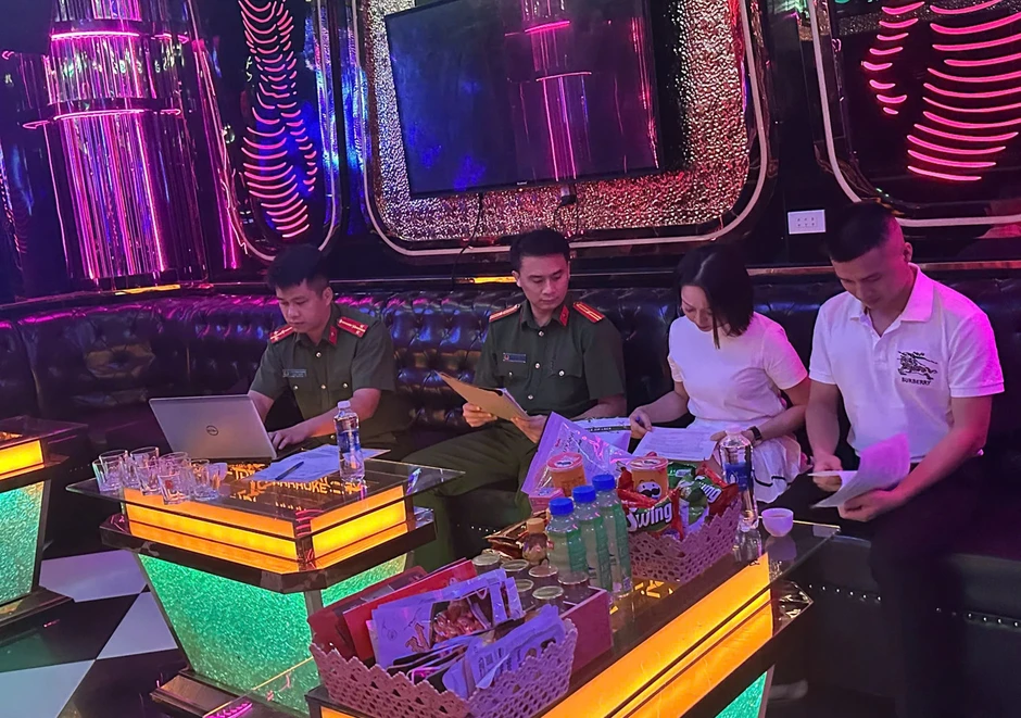 Kiểm tra quán Karaoke, phát hiện 4 cô gái múa kh.iê.u d.âm trong phòng VIP