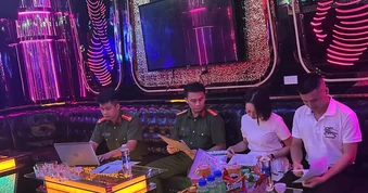 Kiểm tra quán Karaoke, phát hiện 4 cô gái múa kh.iê.u d.âm trong phòng VIP