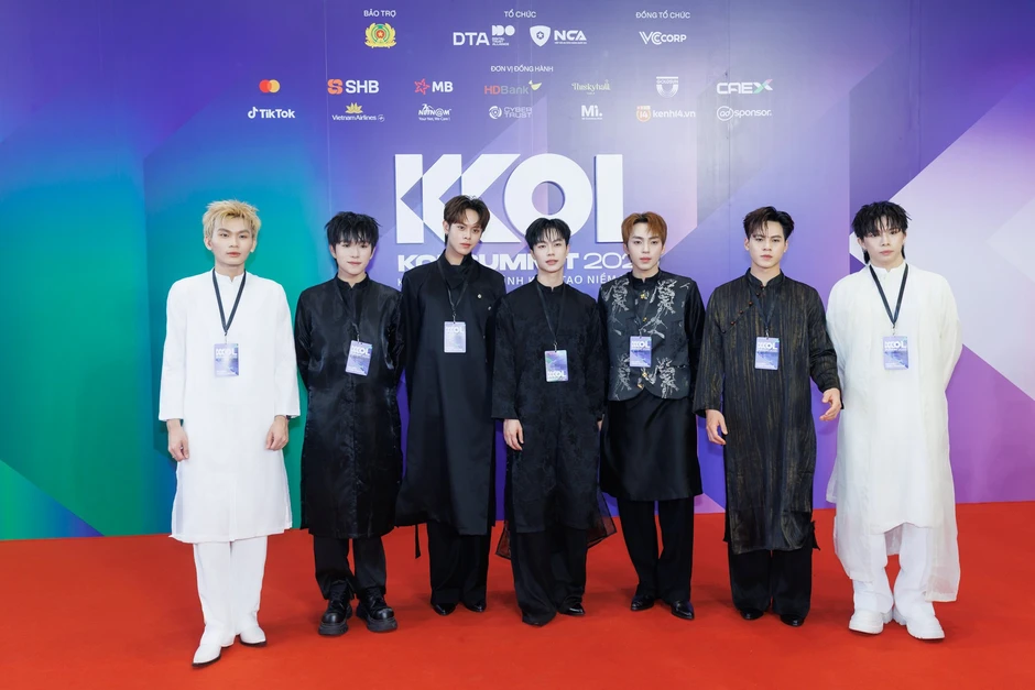 KOL Summit 2026: 34 CLB Niềm tin số và 1.500 khách mời ký cam kết đồng hành kiến tạo niềm tin số KOL Summit 2026: 34 CLB Niềm tin số và 1.500 khách mời ký cam kết đồng hành kiến tạo niềm tin số